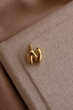 Load image into Gallery viewer, Collar inicial globo chapa de oro
