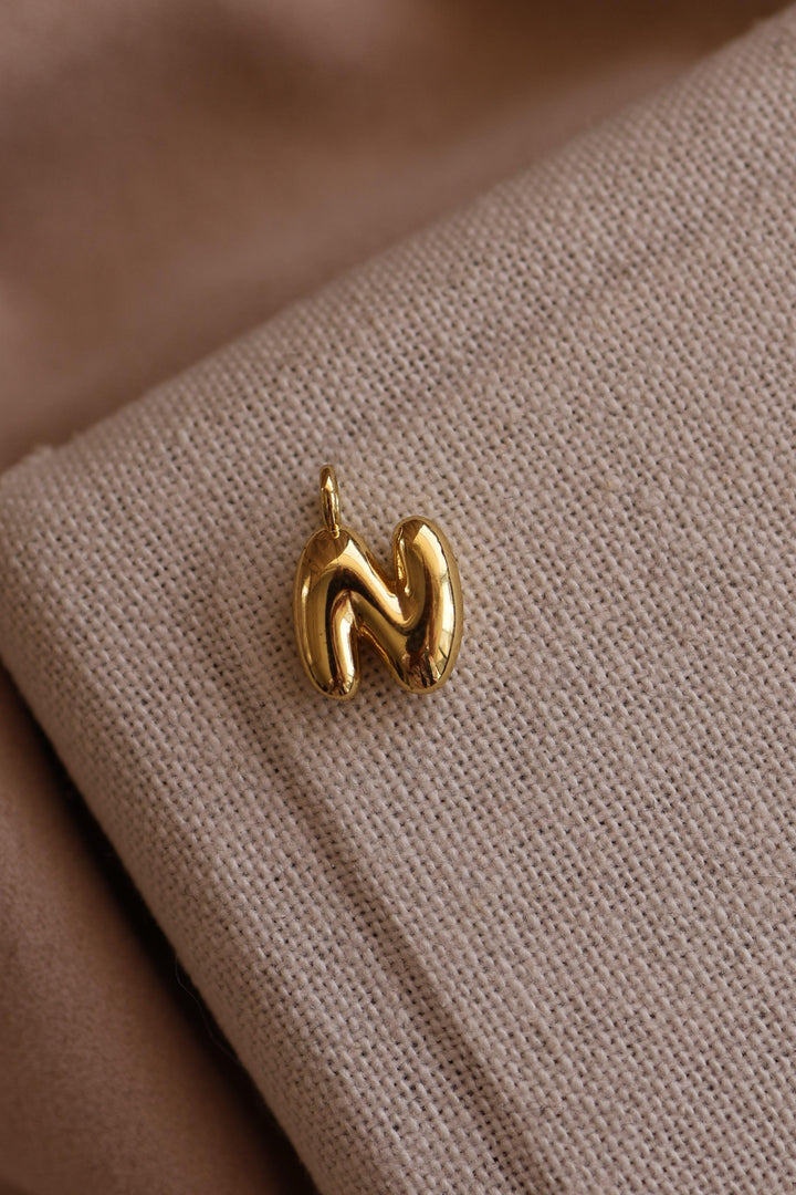 Collar inicial globo chapa de oro