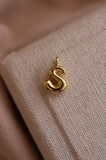 Load image into Gallery viewer, Collar inicial globo chapa de oro
