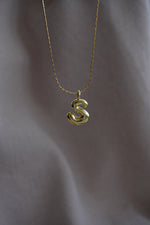 Load image into Gallery viewer, Collar inicial globo chapa de oro
