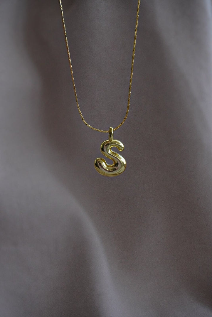 Collar inicial globo chapa de oro