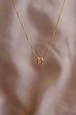Load image into Gallery viewer, Collar inicial mini chapa de oro 18 kilates
