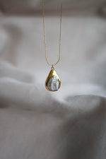 Load image into Gallery viewer, Collar perla cultivada y chapa de oro
