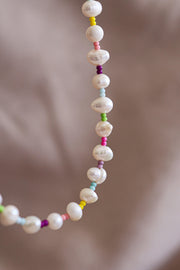 Collar perlas de río con chaquiras de colores