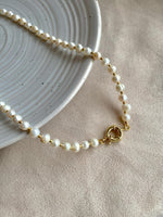 Load image into Gallery viewer, Collar perlas de río con chapa de oro
