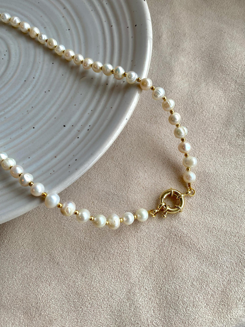Collar perlas de río con chapa de oro