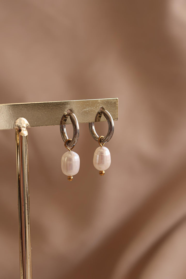 Hoop mini de acero inoxidable con perla de río